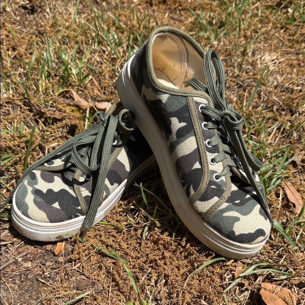 La Sheehan Camo green Canvas Lace-Up Sneakers - Olive & Black